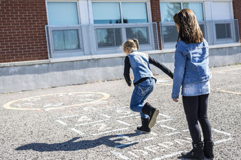 Kleine Jantje Beton maakt spelen op schoolplein nog leuker