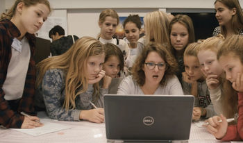 Basisschoolmeisjes denken mee over slimme schoolpleinen