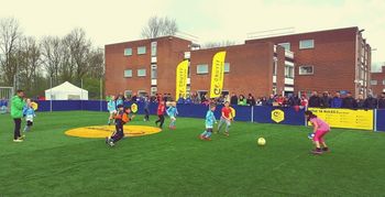 Cruyff Courts langs AZC's