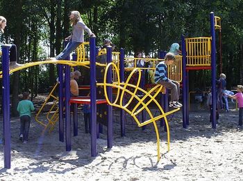 Schoolplein gerealiseerd door vrijwilligers