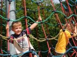 Kinderen Hooge Zwaluwe kiezen speeltoestellen