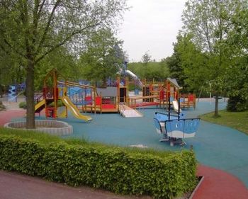 Schaduwbomen verkoelen speelplekken