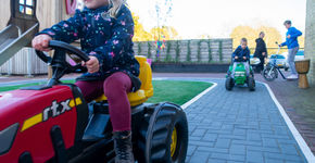 Saai schoolplein veranderd in inclusief belevingsplein