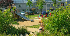 Van betegeld schoolplein naar natuurspeelplaats