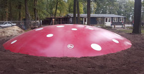 Airtrampoline trekt kinderen naar buiten