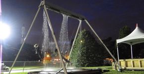 Schommelen door een waterval zonder nat te worden