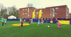Cruyff Courts langs AZC's