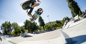 Gras naast skatebanen