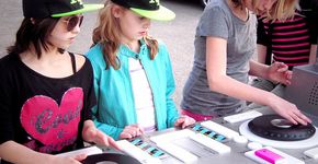 Wereldprimeur DJ-tafel in de buitenruimte