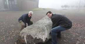 Enorme steen op plein Dalfsen