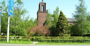 Speelbos bij kerk in Hulten
