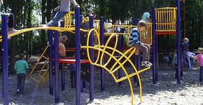 Schoolplein gerealiseerd door vrijwilligers