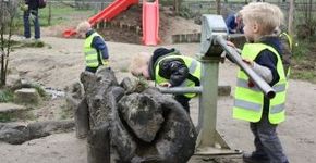 Peuterexcursie naar natuurspeelplaats
