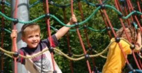 Kinderen Hooge Zwaluwe kiezen speeltoestellen