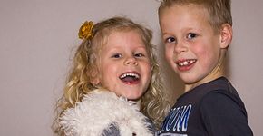 Kinderen blij door speelgoed, spelen en sport